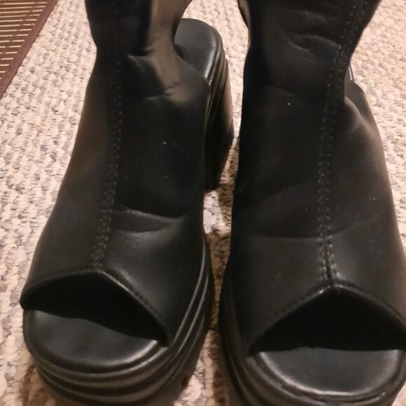 Black Sandals - Picture 2 of 3